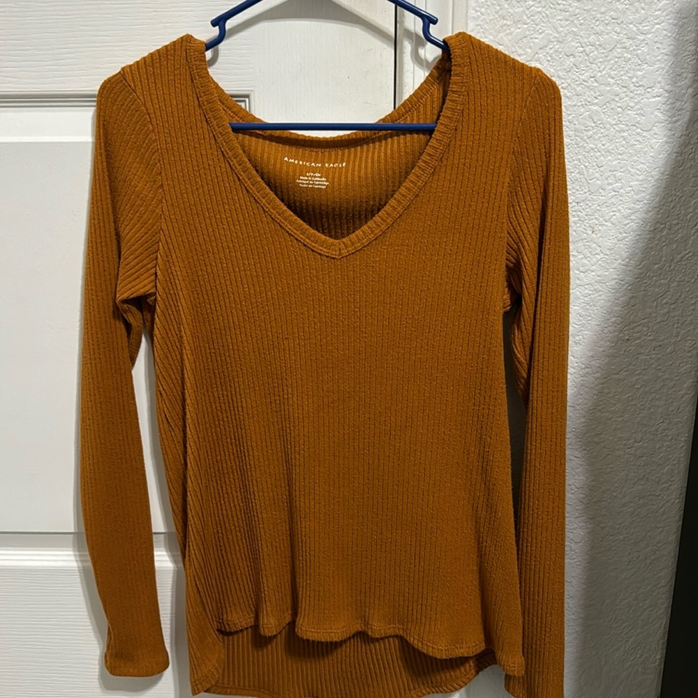 Long sleeve thermal v neck size small